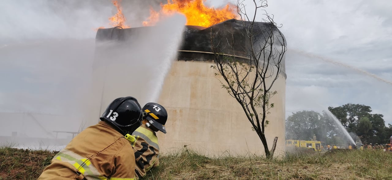 Bomberos logran extinguir fuego en Petropar. Foto: @bomberos132tv