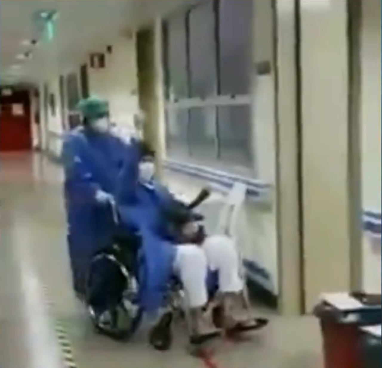 El hombre salió con los puños arriba mientras era trasladado a una sala común. Foto: Captura de pantalla