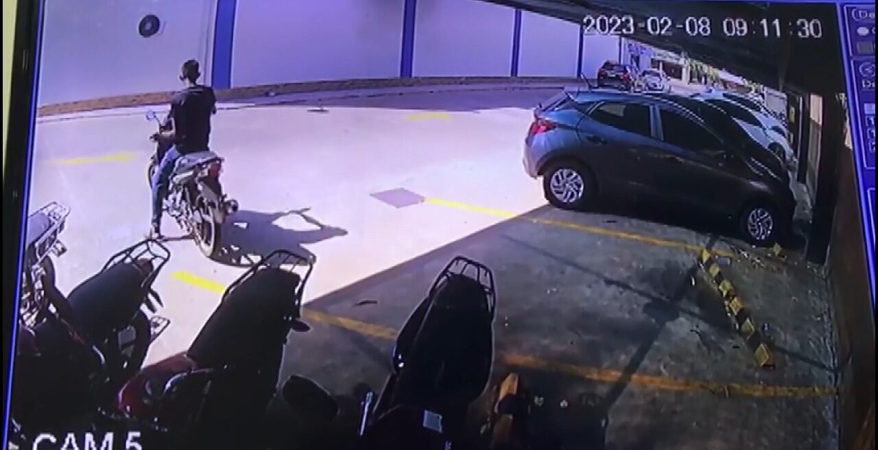 Joven intentó robar una moto y fue reducido. Foto: Captura de video