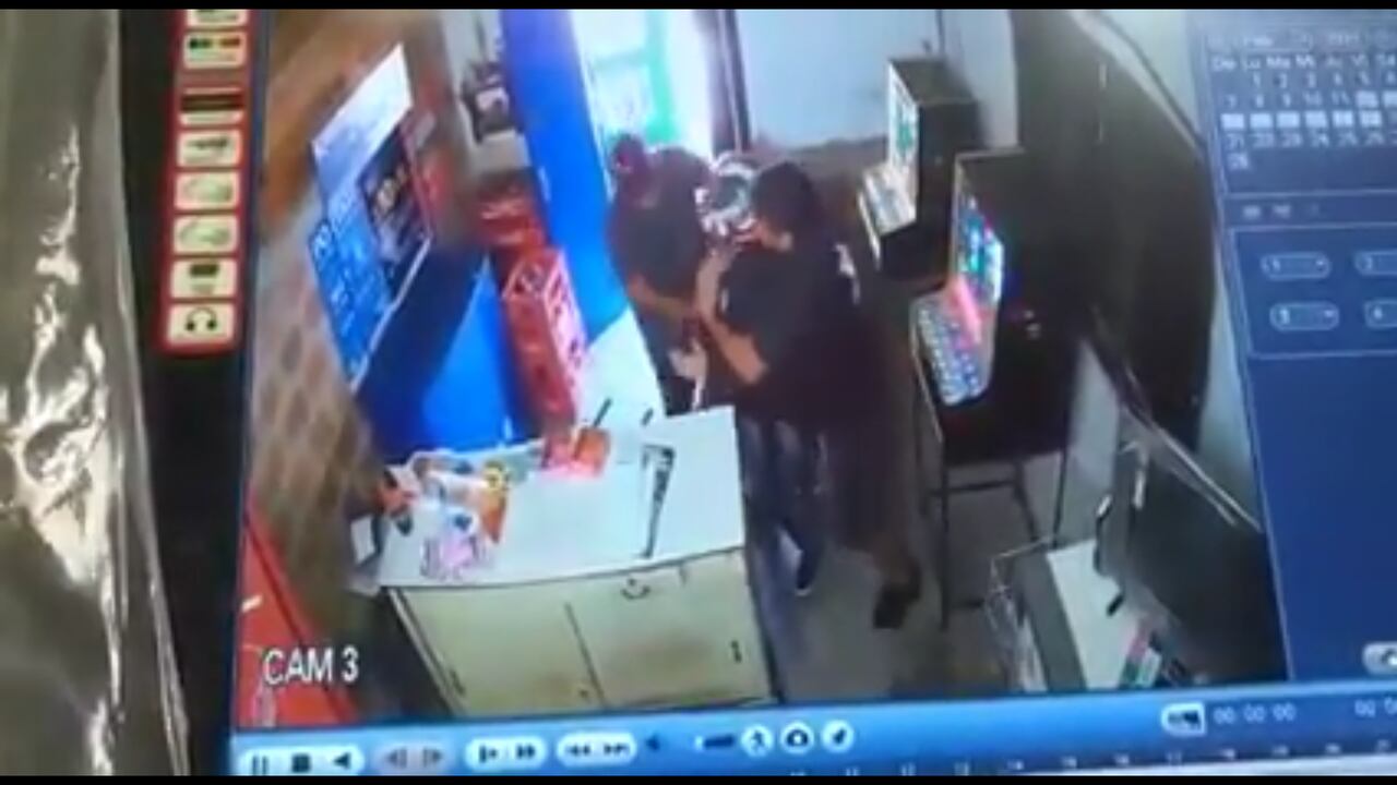 Trabajador frustró robo y redujó a ladrón. Foto: Captura de video