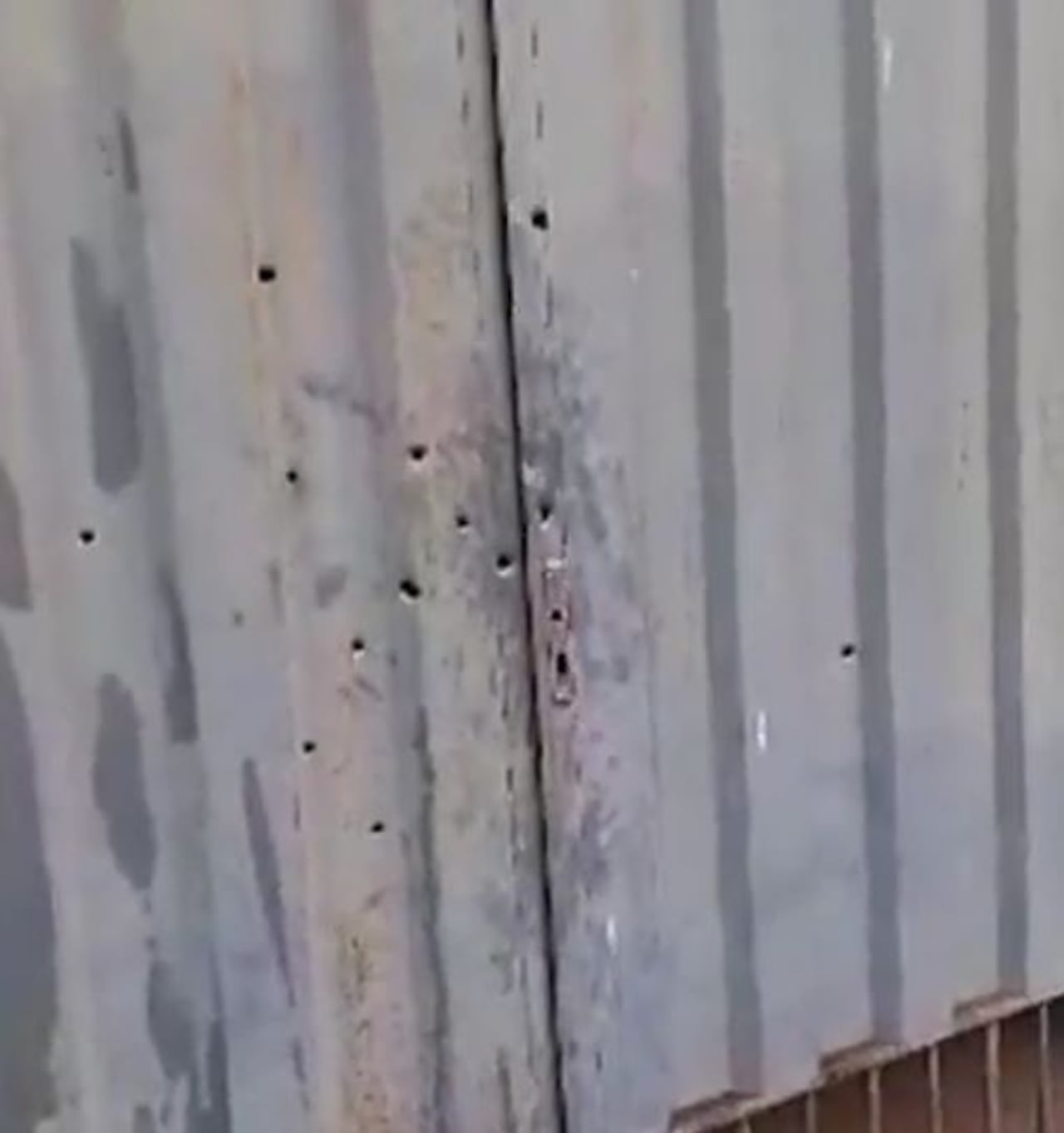 El portón del polideportivo recibió varios impactos de bala. Sospechan que sería un amedrentamiento para no instalar albergues Covid-19. Foto: Amambay Noticias