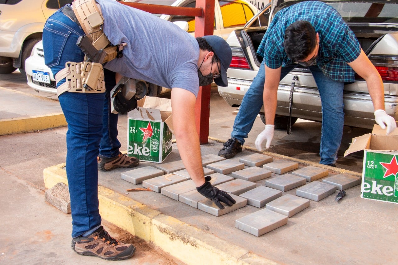 Detienen a presunto traficante con cocaína oculta en cajas de cerveza. Foto: Senad