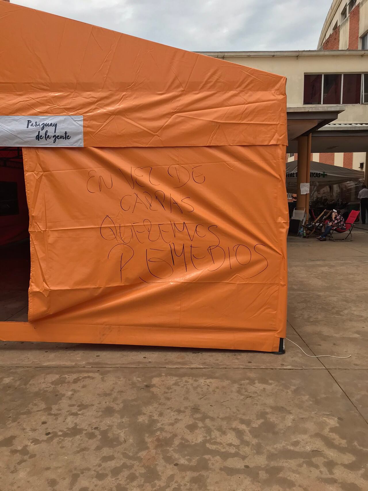 Primera Dama dona carpa en Hospital de Clínicas y genera indignación entre familiares. Foto: Twitter