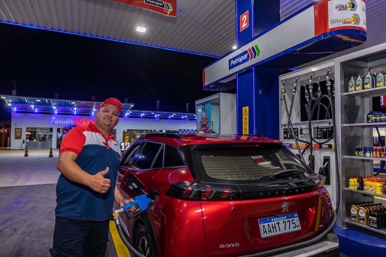 Santiago Peña anuncia nueva reducción del combustible. Foto: Petropar