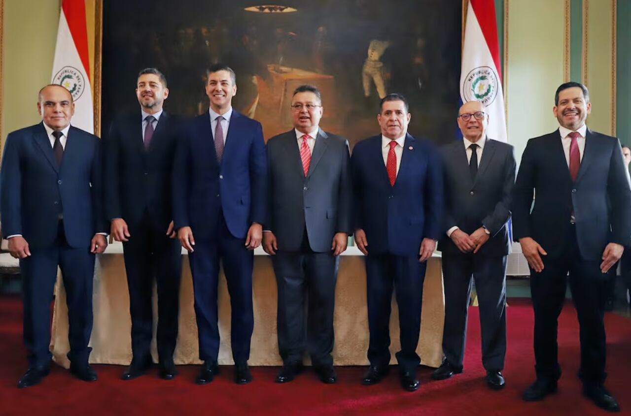 El presidente Santiago Peña tomó juramento a Gustavo Leite como nuevo embajador. Foto: gentileza