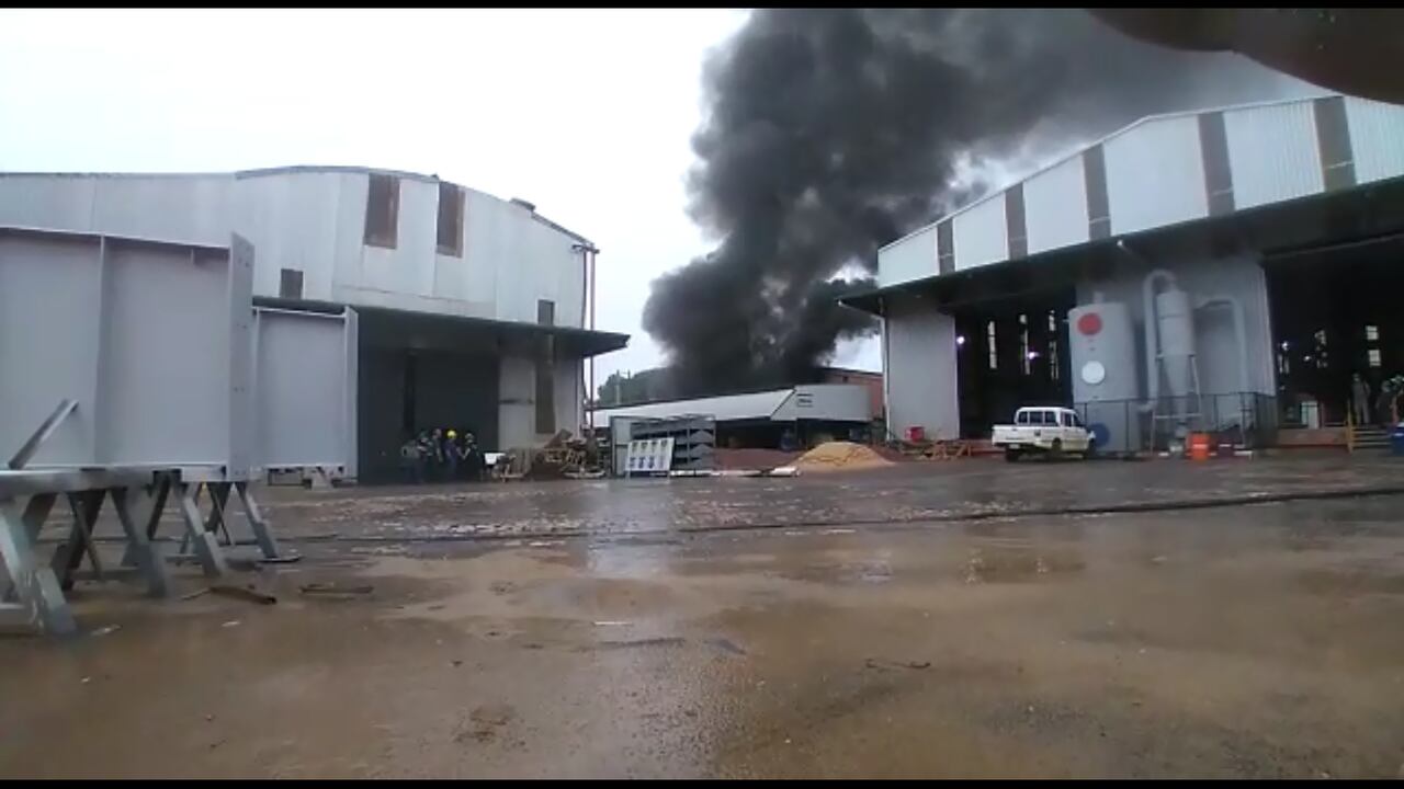 Controlan incendio en depósito de pinturas. Foto: Captura de video