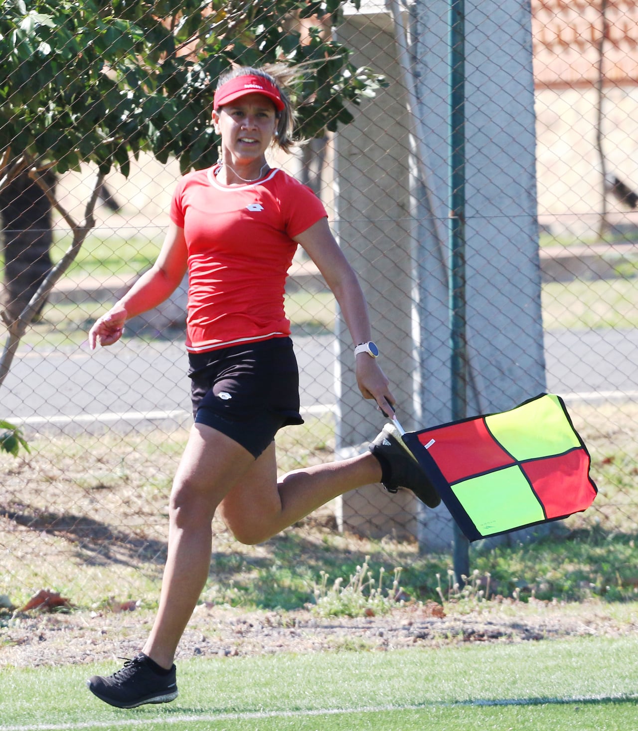 Nancy Fernández será la primera asistente que estará en un campeonato de la División de Honor Masculino en la historia del fútbol paraguayo. Foto: APF.