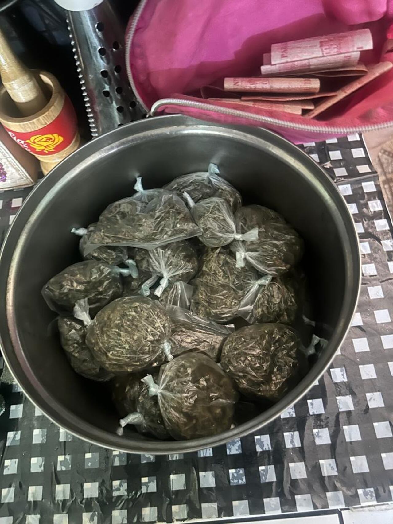 La mujer ocultó la marihuana en una cacerola. Foto: Senad