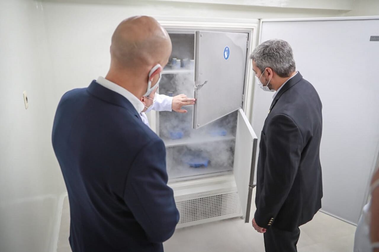 El ministro de Salud, Julio Mazzoleni, junto al presidente Mario Abdo, recorriendo las nuevas instalaciones. Foto: Ministerio de Salud