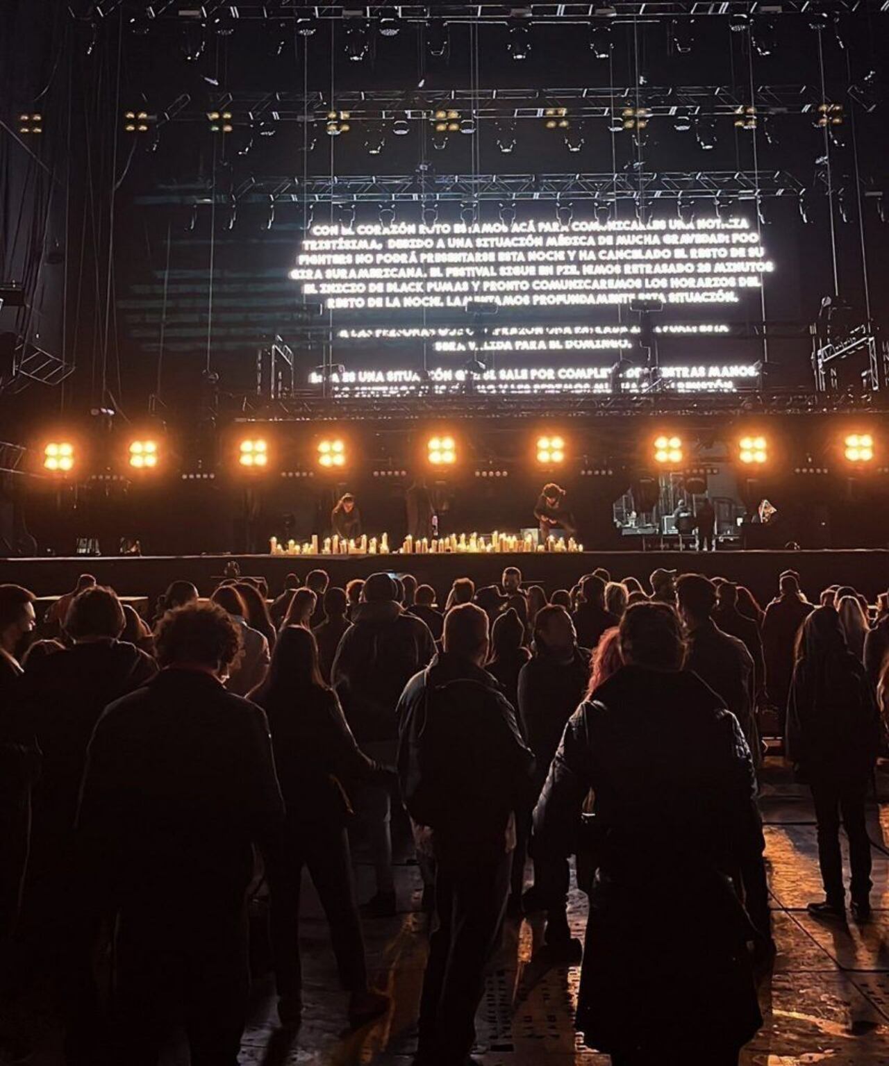 Momento en el que los fans se enteran del fallecimiento de Taylor Hawkins. Foto: gentileza.