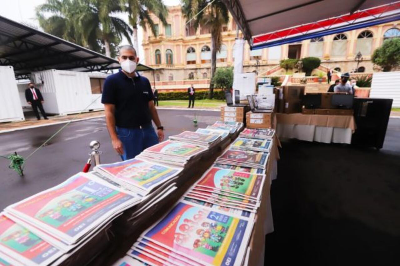 MEC entregó materiales impresos para estudiantes. Foto: IP