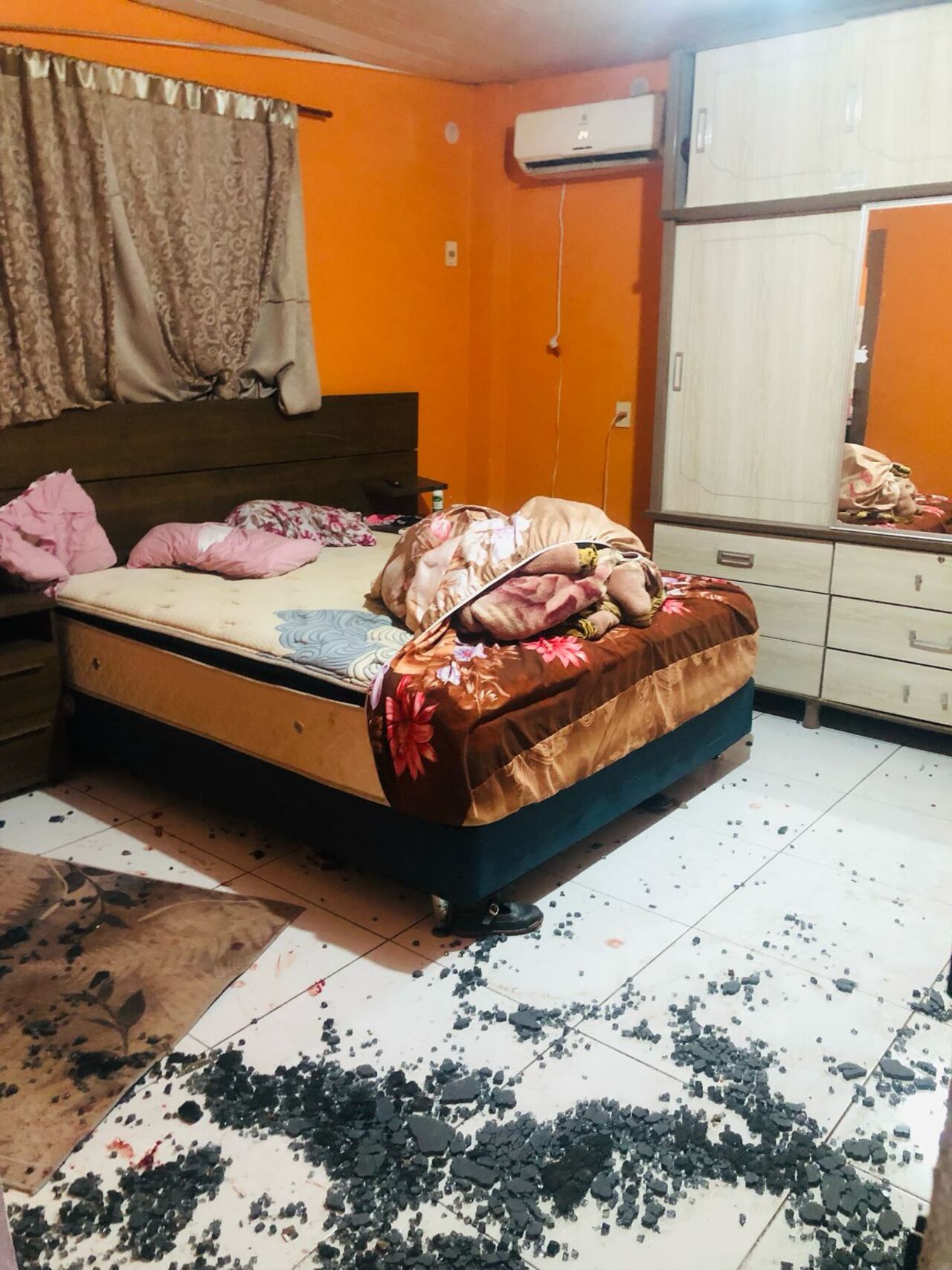 El hombre logró resguardar a su esposa e hijos en el baño de la habitación. Foto: Gentileza