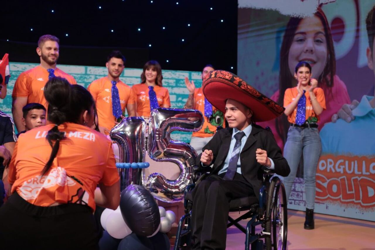 Muchas emociones en la maratón solidaria, celebrando el cumple de uno de los protagonistas. Foto: @TeletonParaguay