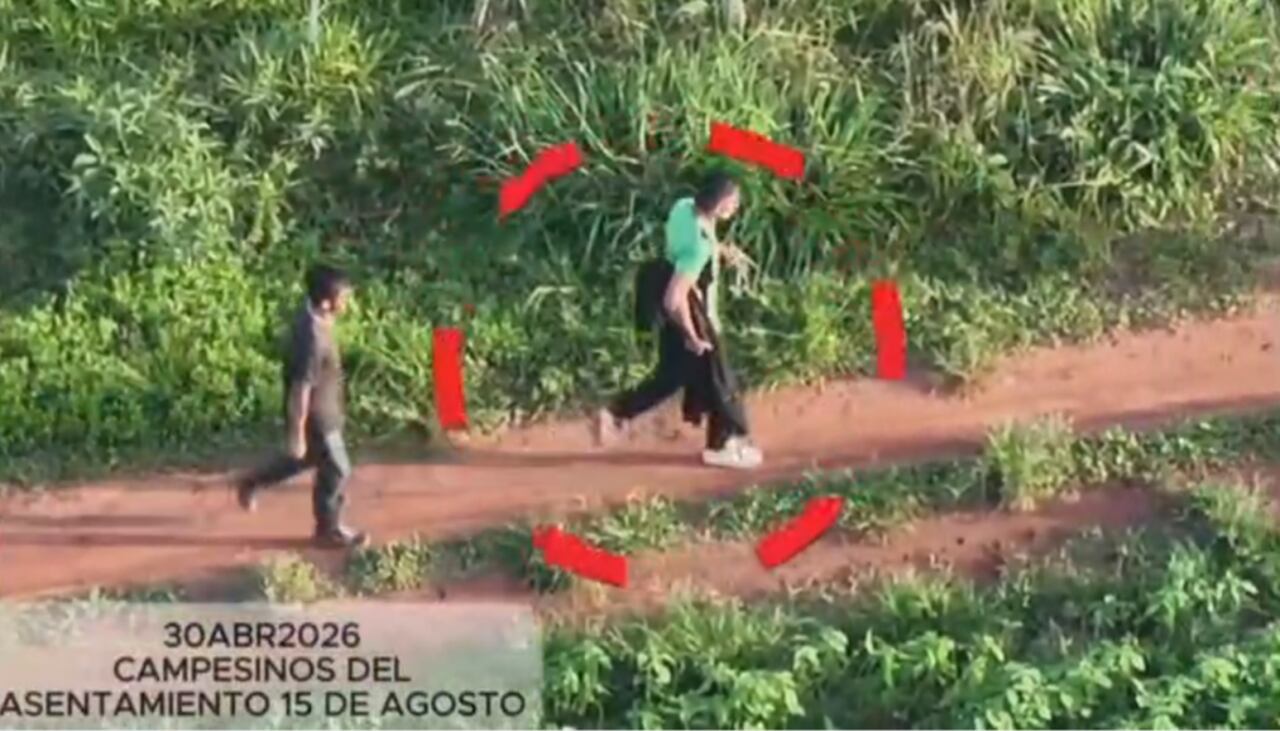 Los hombres fueron captados portando armas largas. Foto: Captura