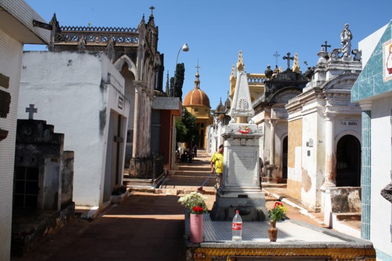 Preparan fosas colectivas en cementerios de Asunción. Foto: Agencia IP