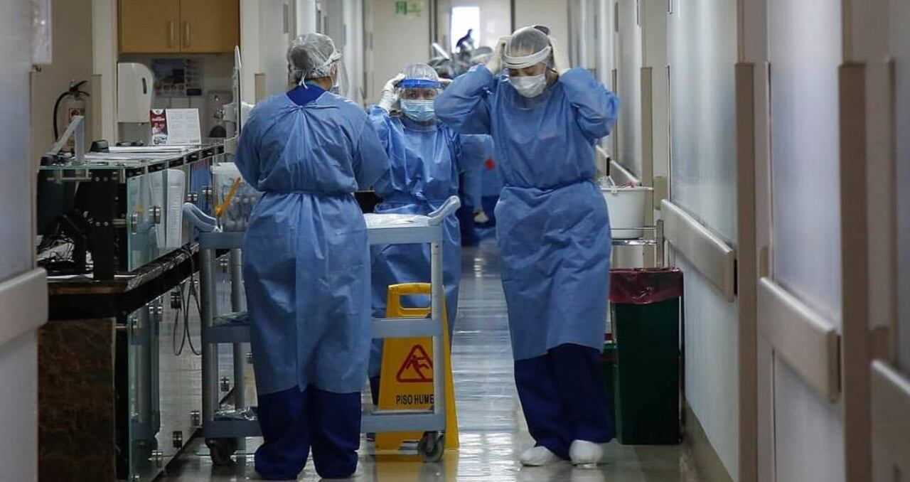 Los profesionales deberán vestir con el traje de bioseguridad nivel 4 para protegerse.