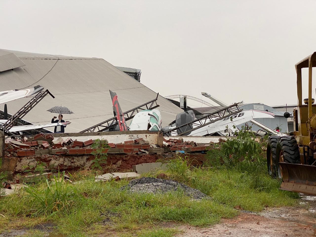 Los techos de zinc cayeron sobre las avionetas | Foto: Gentileza