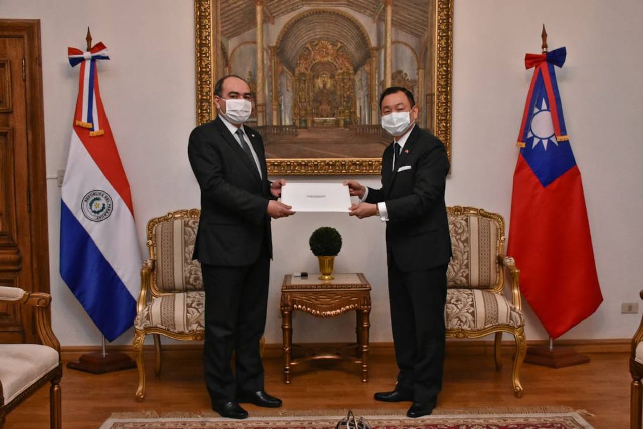 Imagen de referencia. Embajador de Taiwán en Paraguay José Chih-Cheng Han, y ministro de Relaciones Exteriores Antonio Rivas | Foto: gentileza