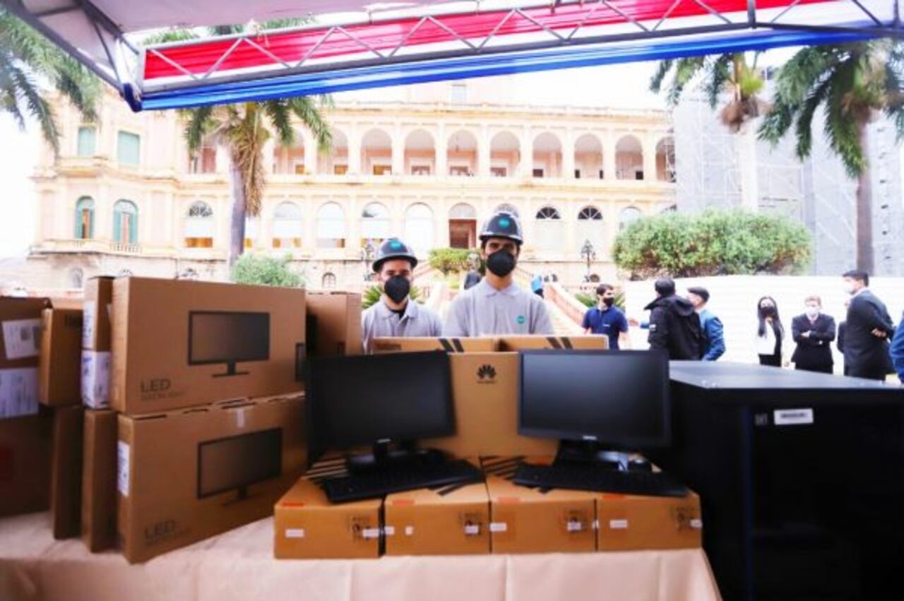 MEC entregó 600.000 materiales impresos y equipos tecnológicos. Foto: IP