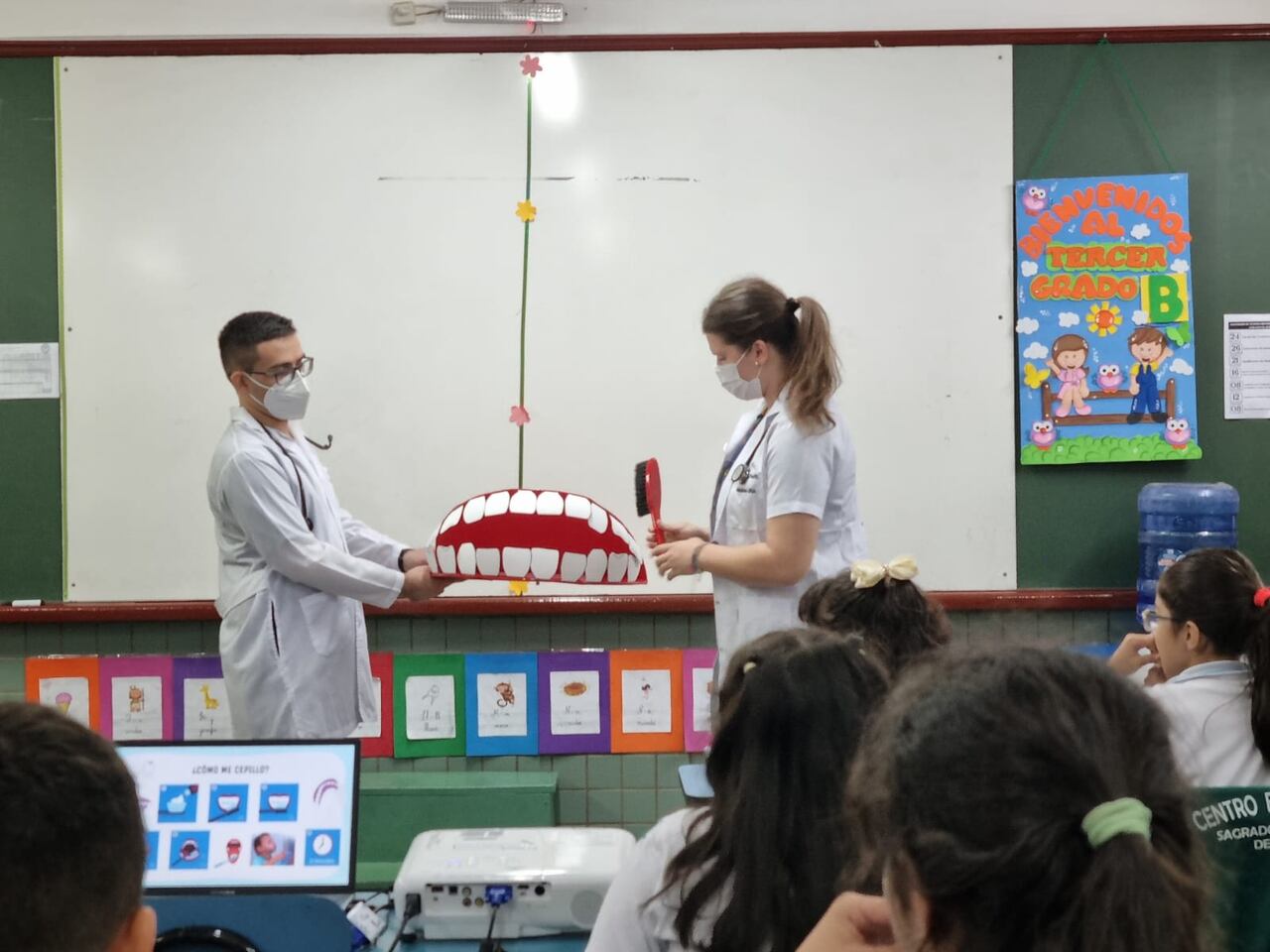 Charlas educativas de la mano de estudiantes de Medicina. Foto: Gentileza
