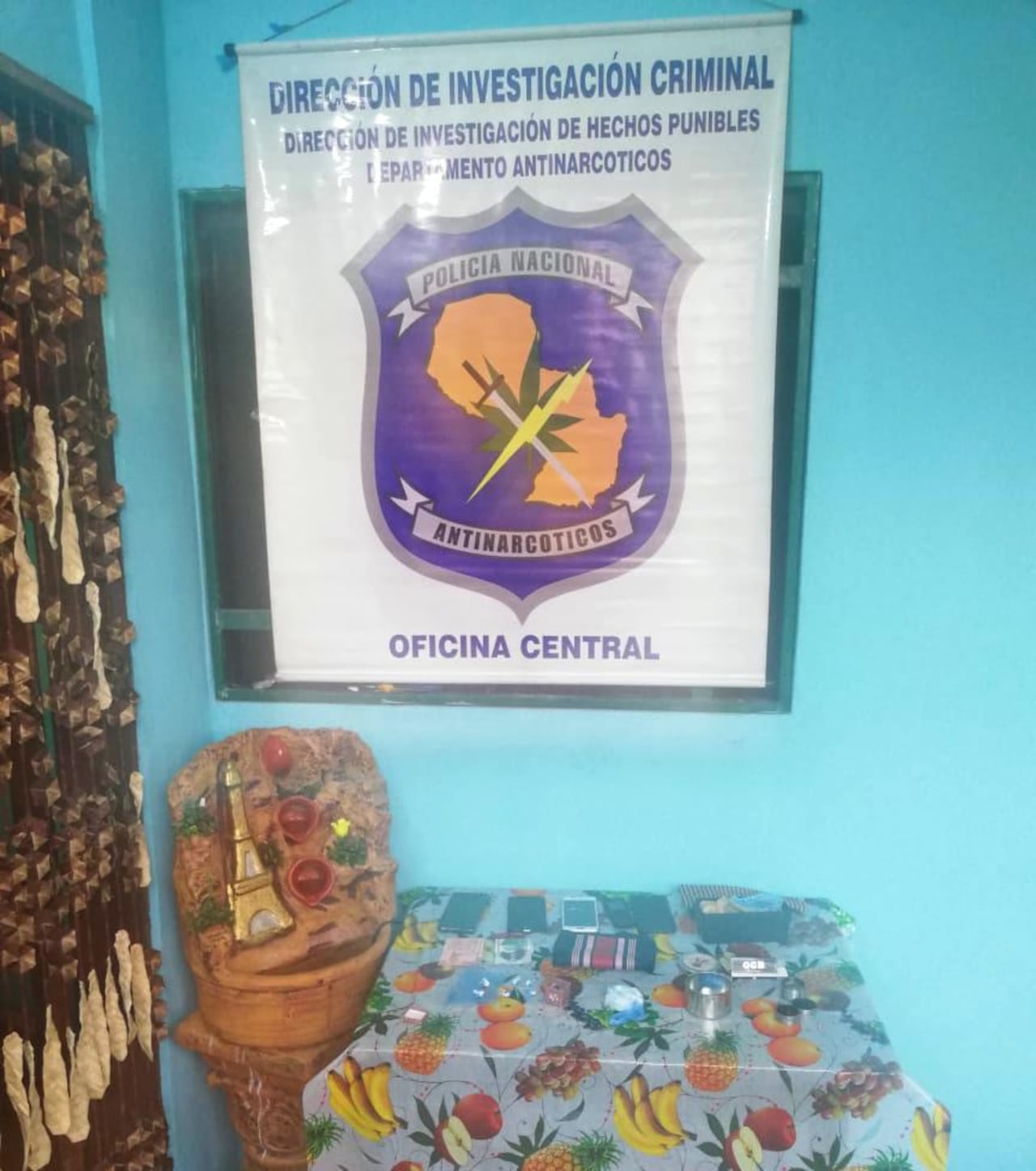 Agentes antinarcóticos allanaron una bodega. Foto: gentileza.