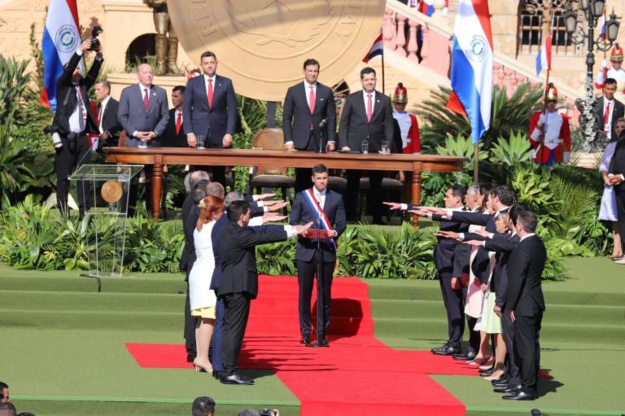 Santiago Peña tomó juramento a nuevos ministros. Foto: Gentileza