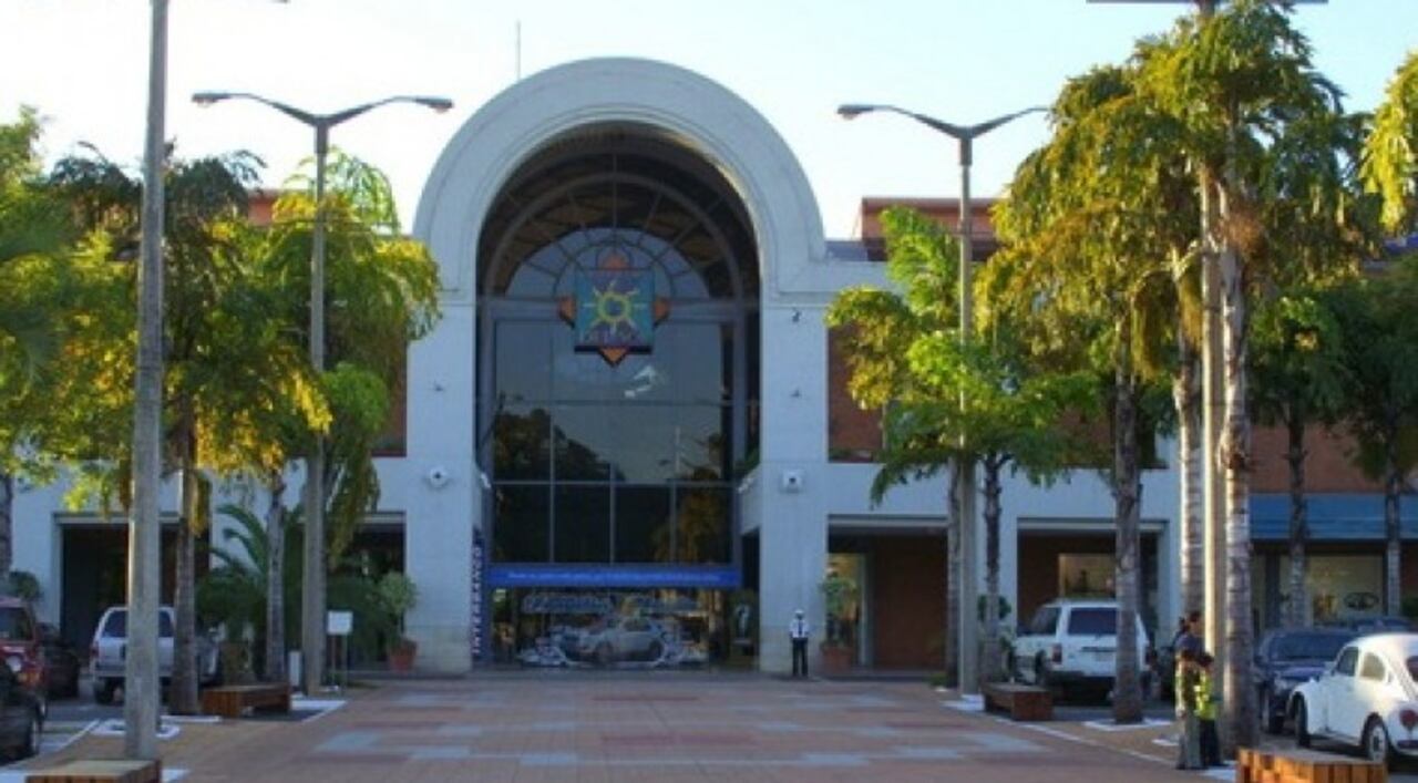 El hecho ocurrió alrededor de las 13:00 en el estacionamiento del Shopping del Sol. | Foto: CAP