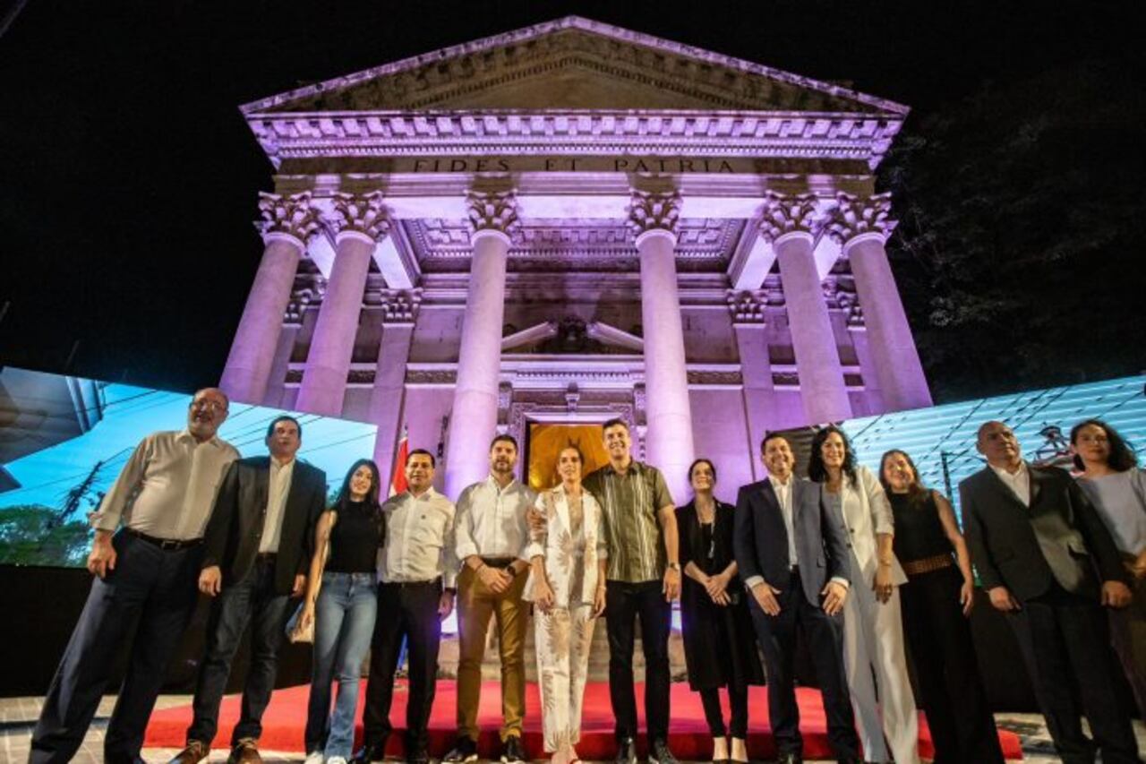 El presidente Santiago Peña junto a la primera Dama Leticia Ocampos y otras autoridades. Foto: Gentileza