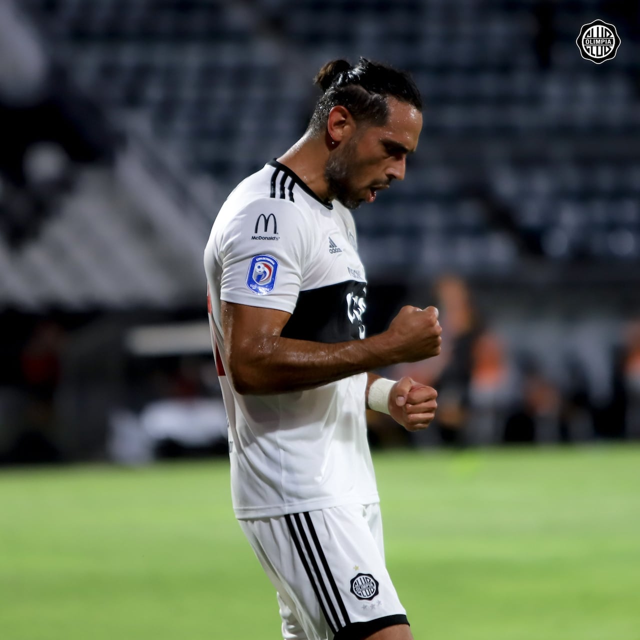 Roque Santa Cruz continuará una temporada más con el Olimpia. Foto: @elClubOlimpia
