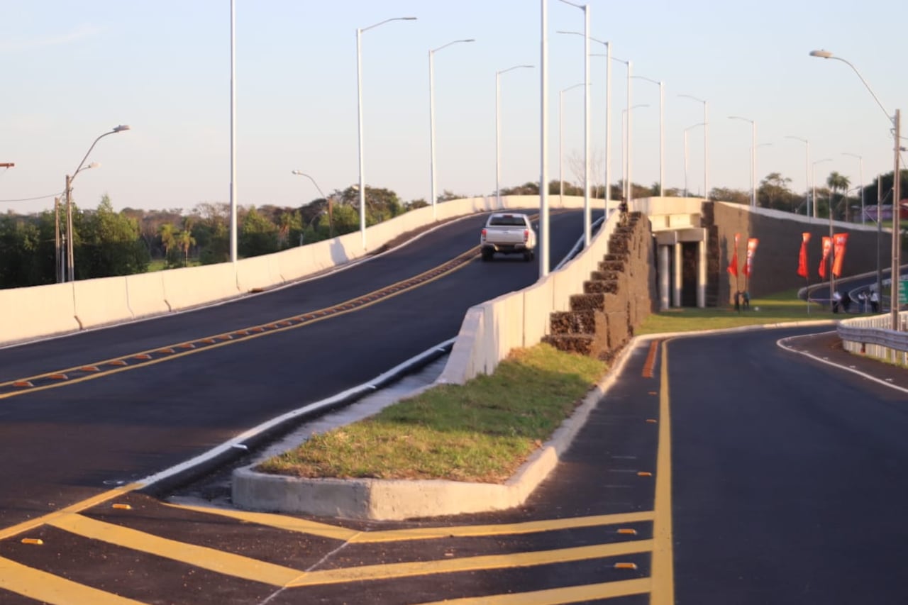 El viaducto cuenta con 66 km en su estructura principal, más dos rampas de acceso, haciendo un total de 562 metros. Foto: @mopcparaguay