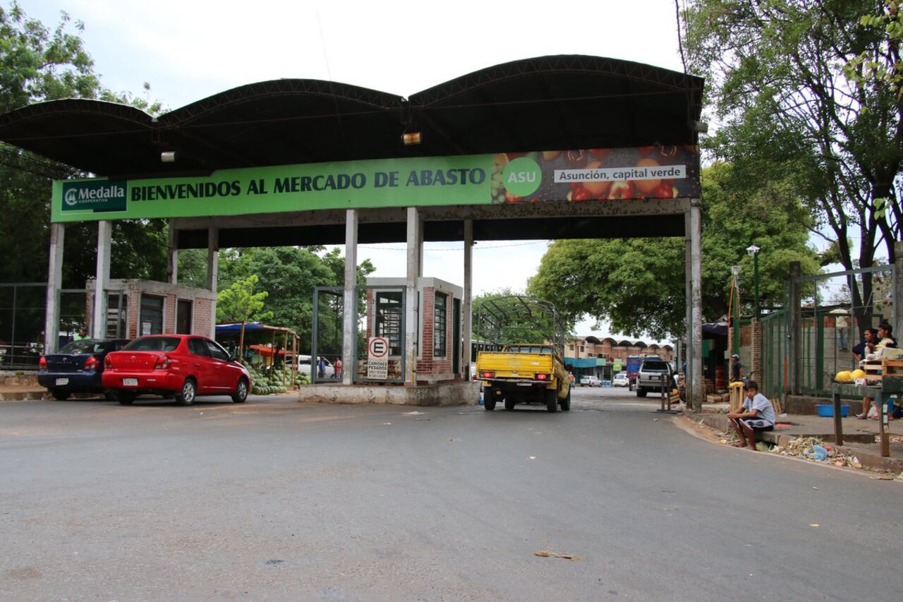 El Abasto mantiene un solo acceso y salida al centro comercial | Foto: Agencia IP