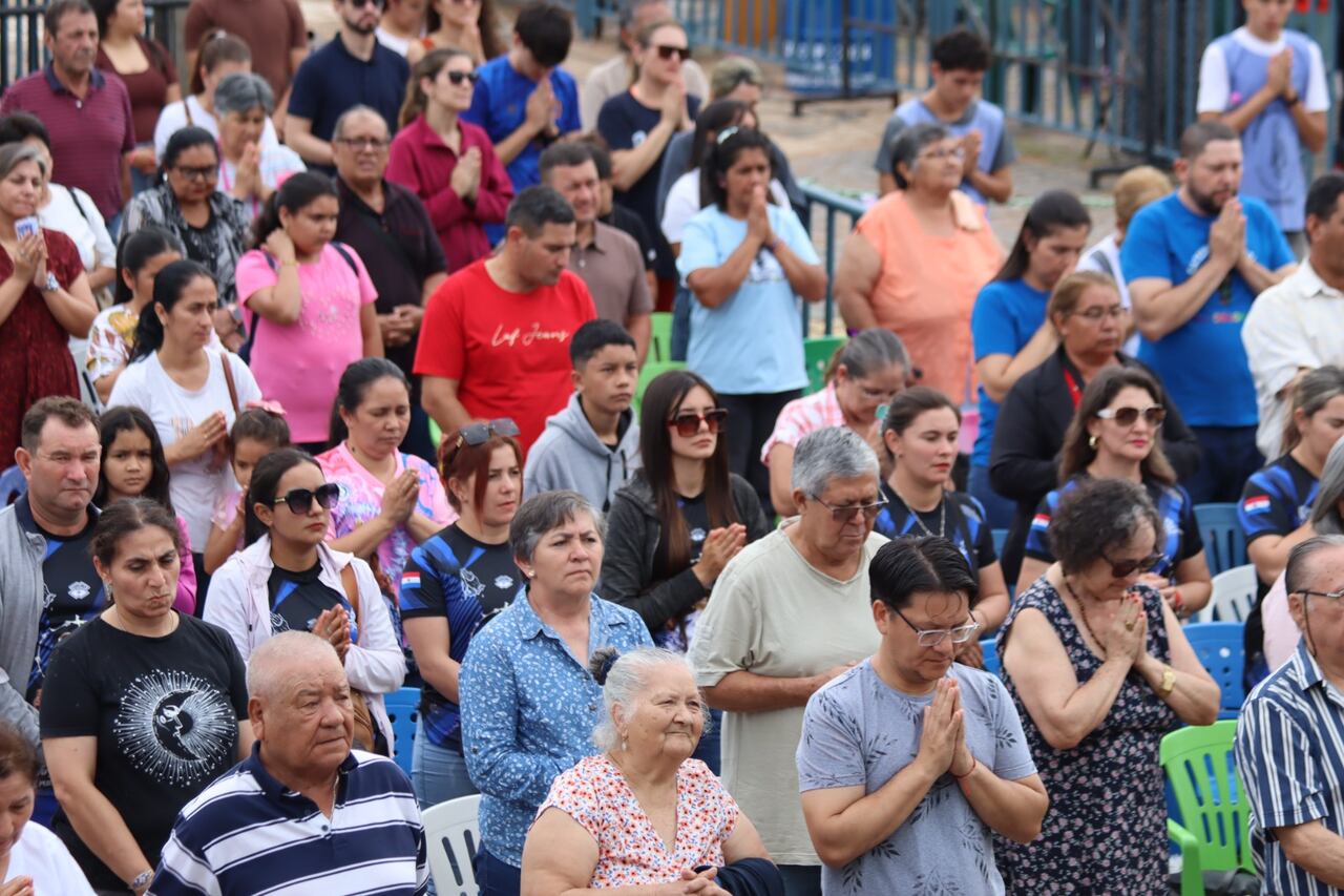 Fieles participan de la ceremonia en Caacupé. Foto: Gentileza