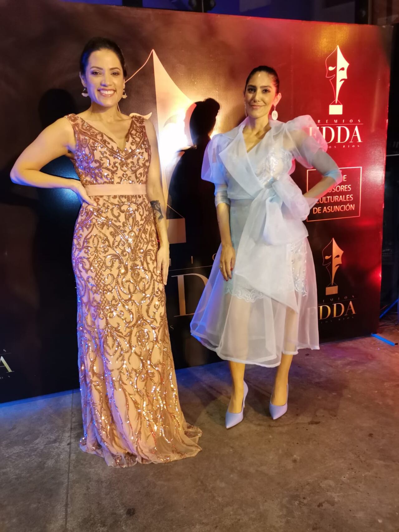 Majo Peralta y Lu Sapena, periodistas de espectáculos de Unicanal y Trece, presentes en los Premios Edda. Foto: Unicanal.