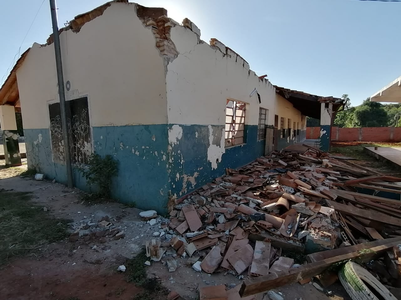 En San Antonio, se desplomó el techo de una escuela. Foto: @UNO650AM