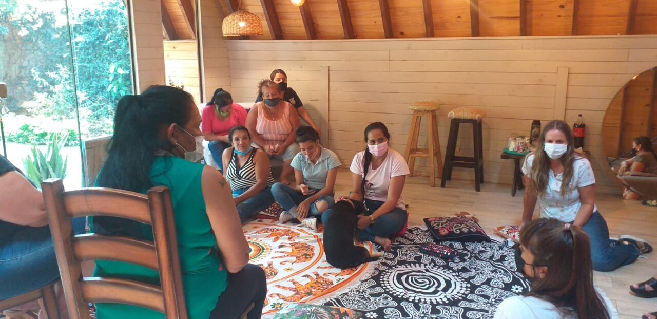 Privadas de libertad fabrican “puff” con elementos reciclados