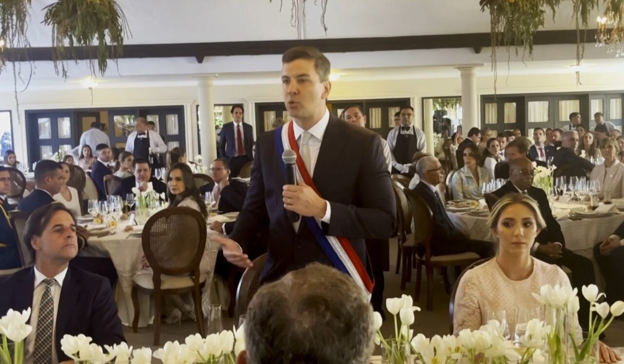 El presidente Santiago Peña durante el almuerzo en Mburuvicha Róga. Foto: Captura de video