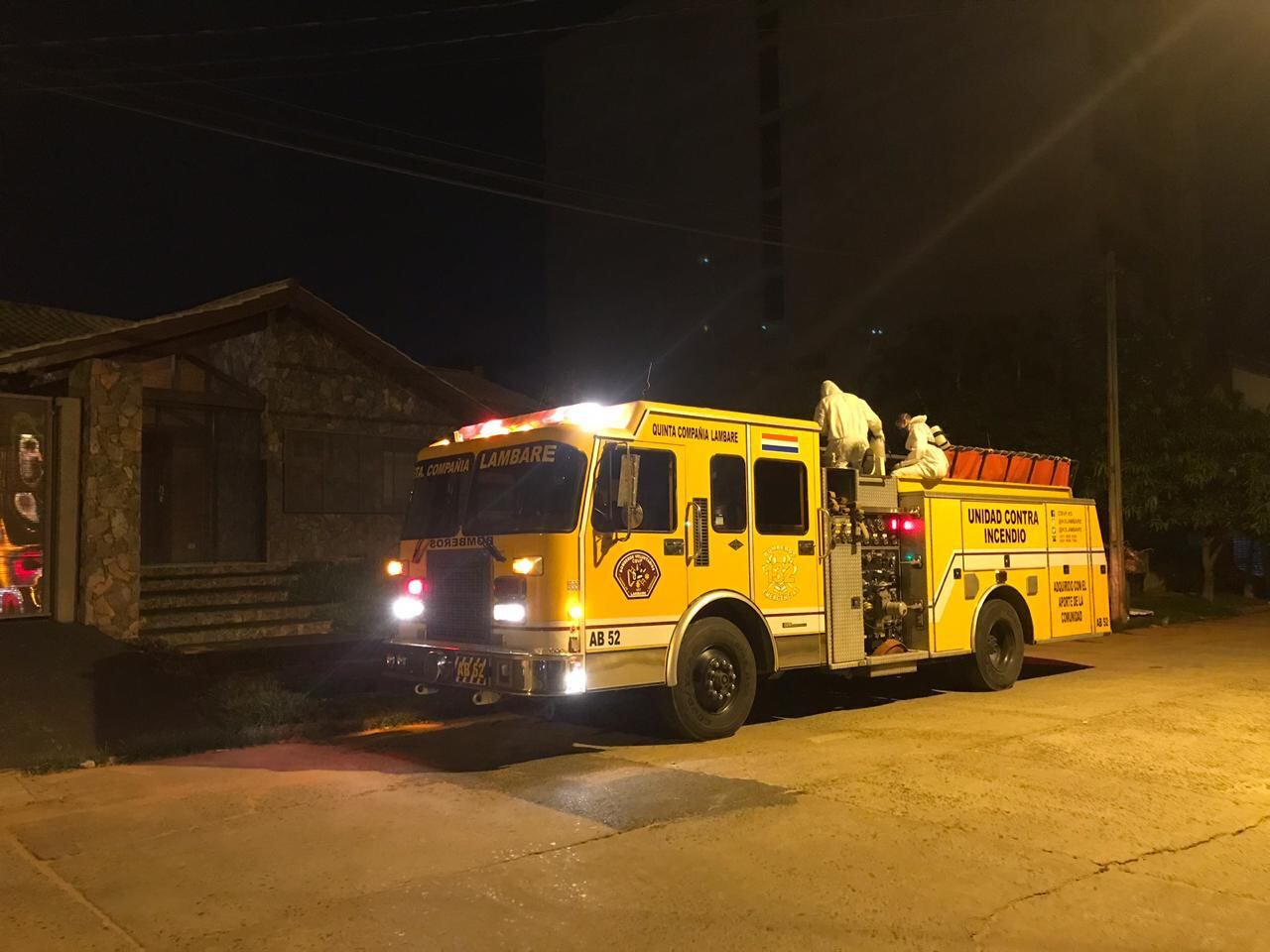 Bomberos de la Quinta Compañía de Lambaré se vieron obligados a suspender las tareas de desinfección de las calles. Foto: Gentileza