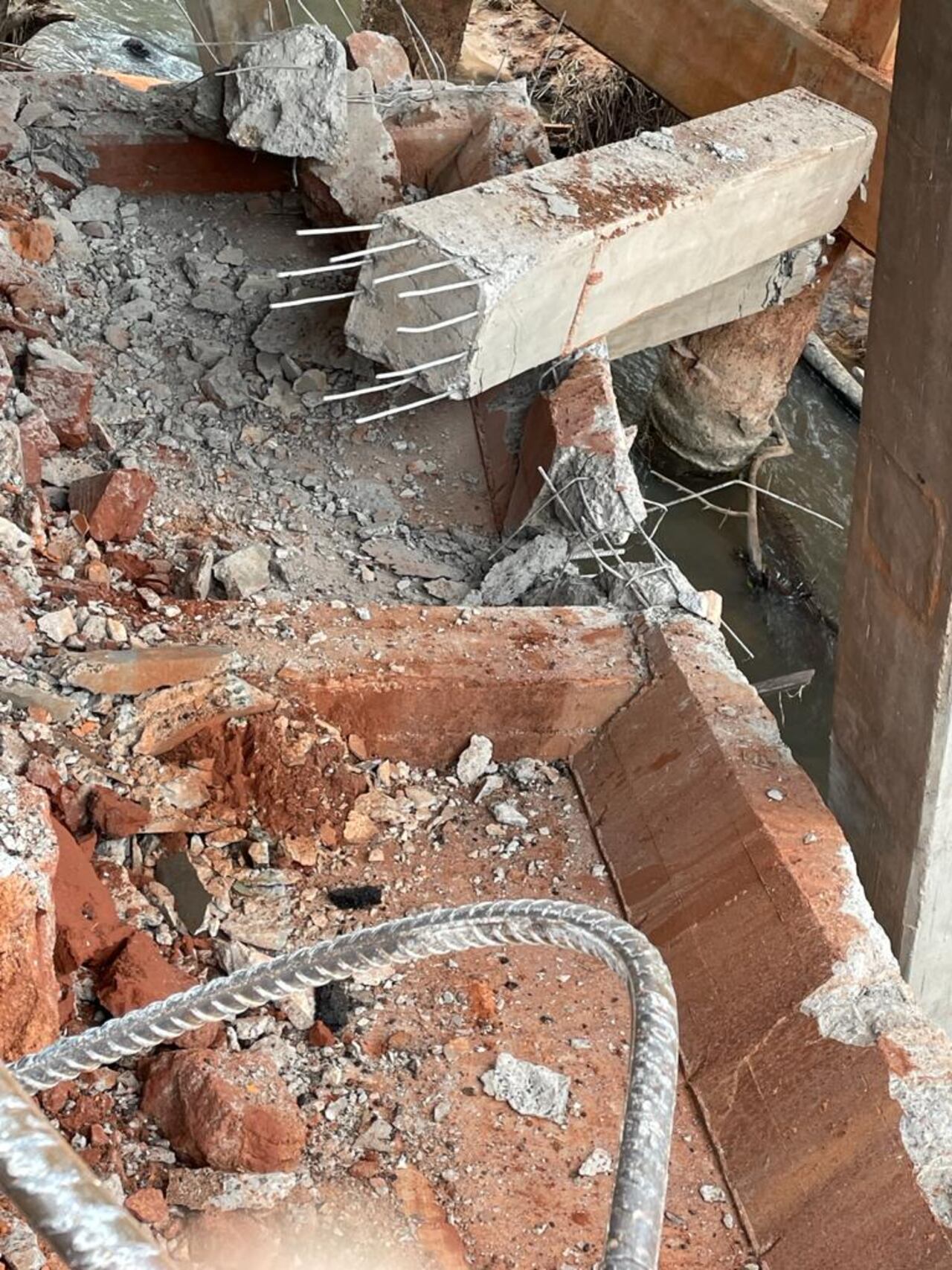 La fatal caída de un puente en Tacuatí causó la muerte de tres personas. Foto: MOPC