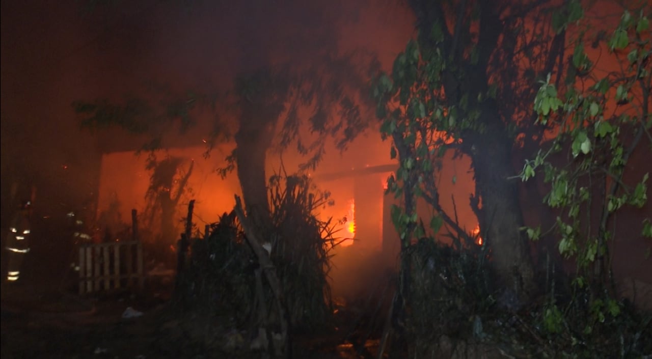 El voraz incendio se desató en la madrugada de este viernes.