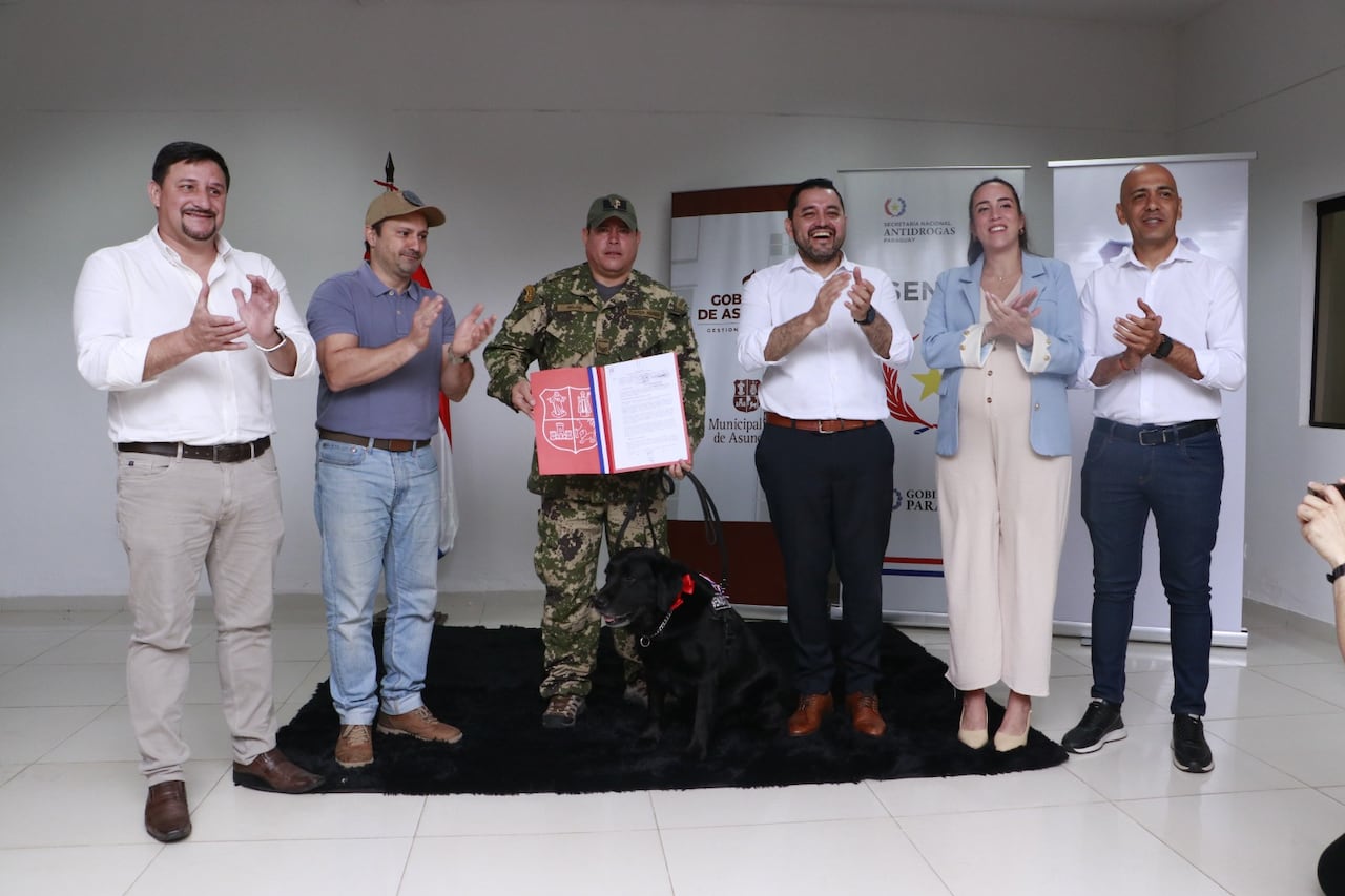 El “perro héroe” recibió la Medalla Municipal al Mérito del Servicio Canino. Foto: Senad