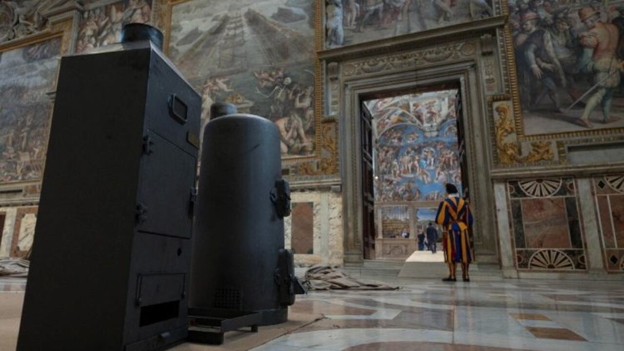 Las estufas donde se queman las papeletas y los productos químicos que colorean el humo. Foto: Vaticano