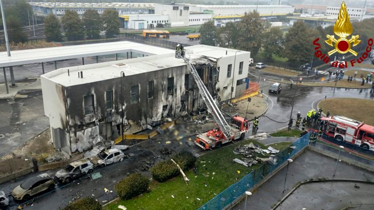 Tras el impacto, el inmueble, que se encontraba vacío, ardió en llamas. Cuerpo de Bomberos/AP