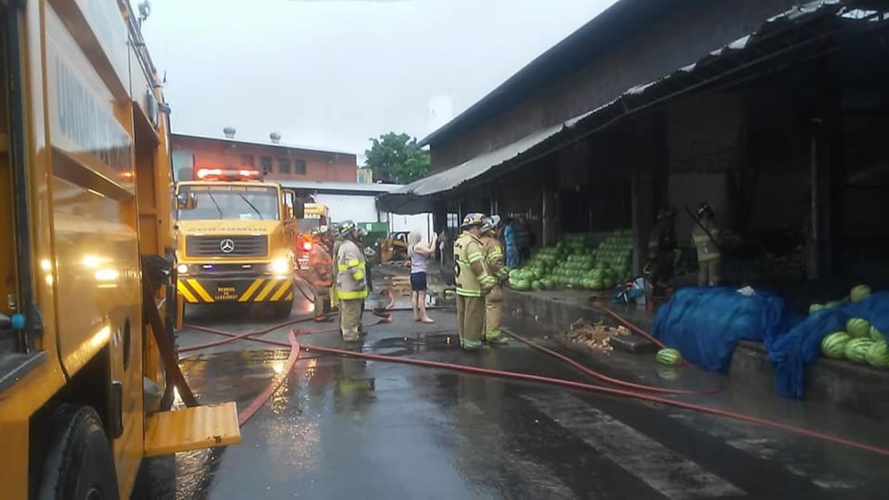 Cuatro casillas afectadas tras incendio en el Mercado de Abasto. Foto: Bomberos 1ra. Cía. "Bomba Asunción" - CBVP