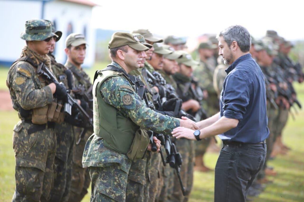 El presidente de la República, Mario Abdo, junto a miembros de la FTC. Foto: Agencia IP