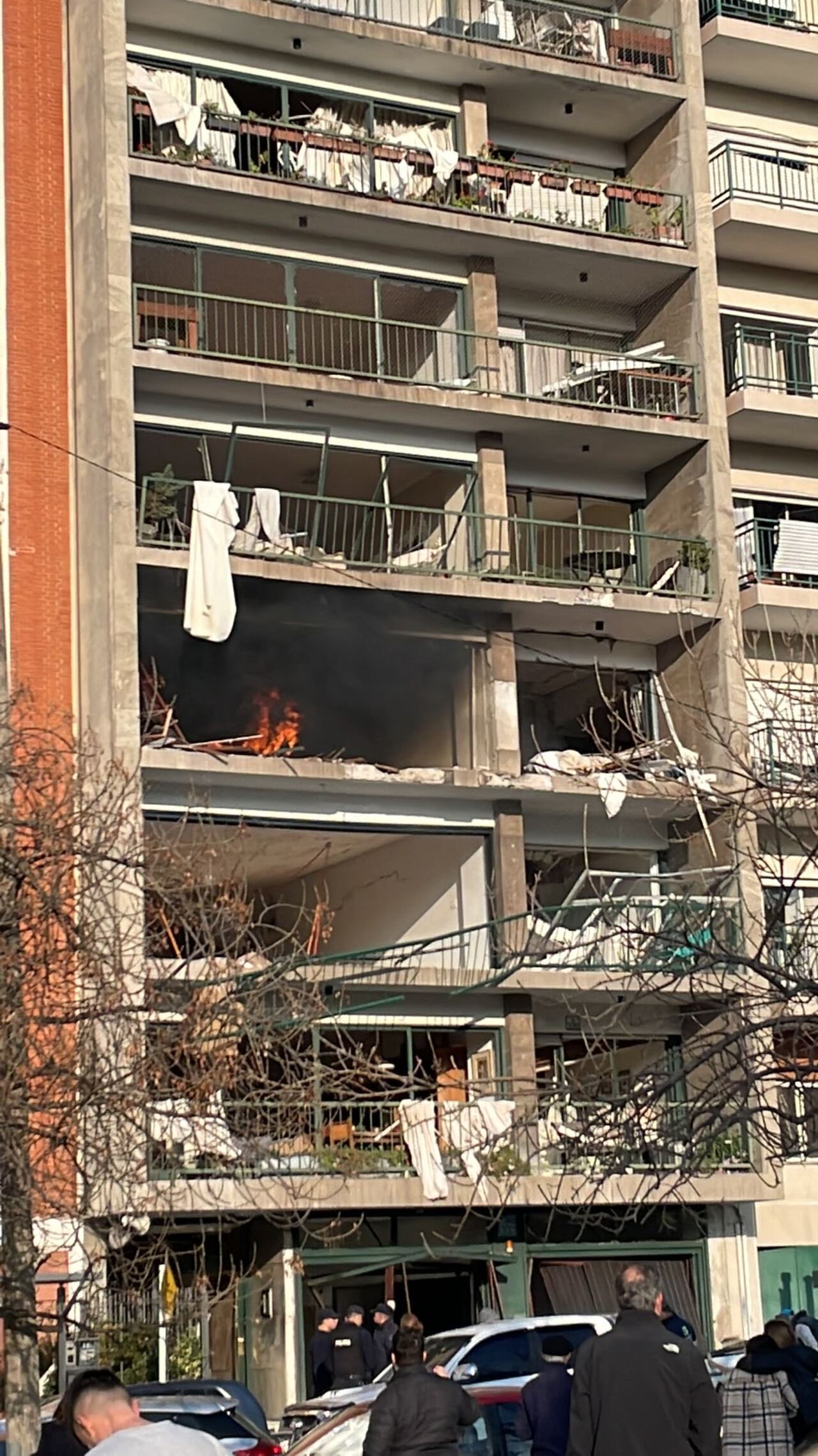 Varios pisos del edificio quedaron destrozados. Foto: TW