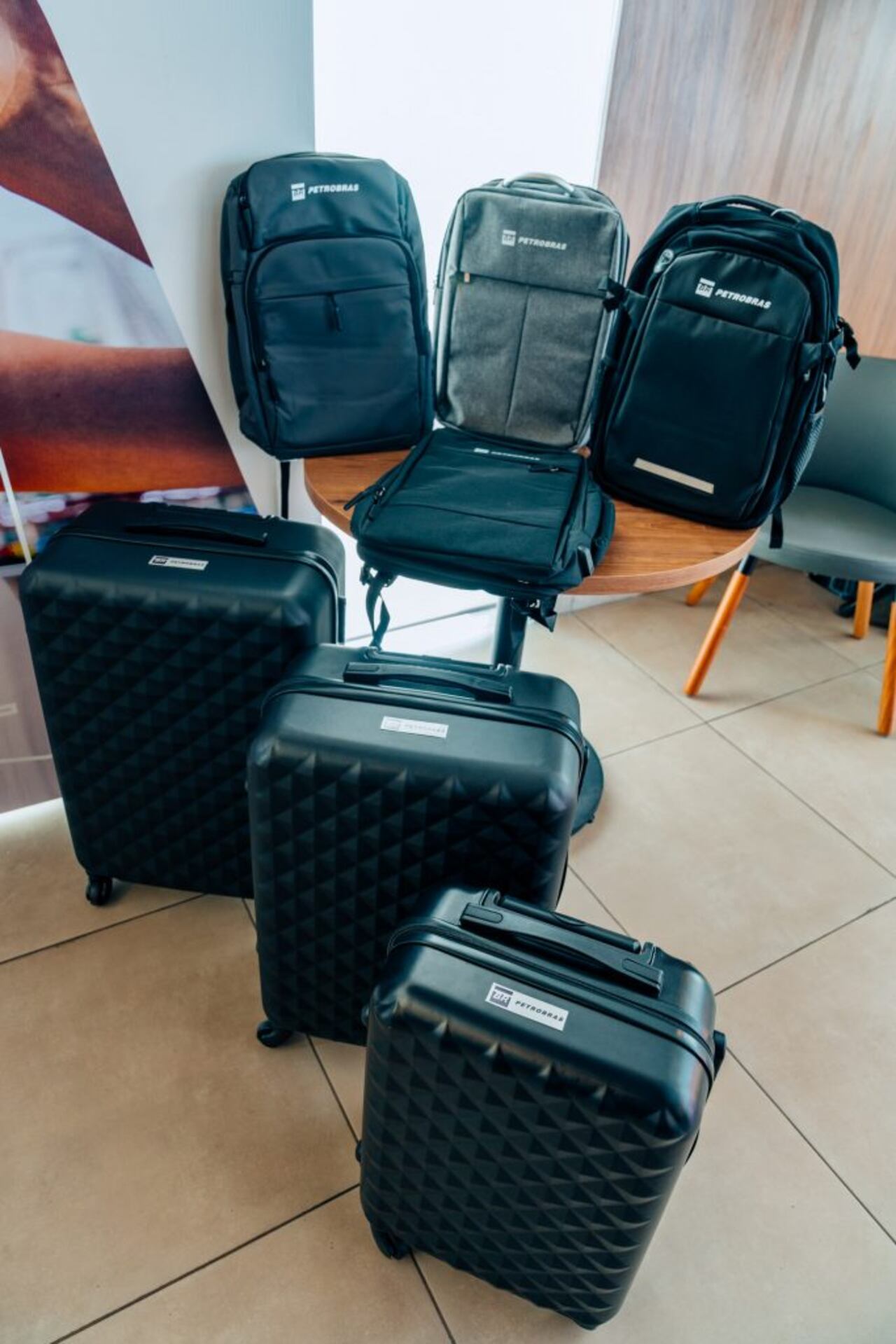 Petrobras pone a disposición miles de mochilas y maletas de diferentes tamaños y diseños exclusivos. Foto: Gentileza.