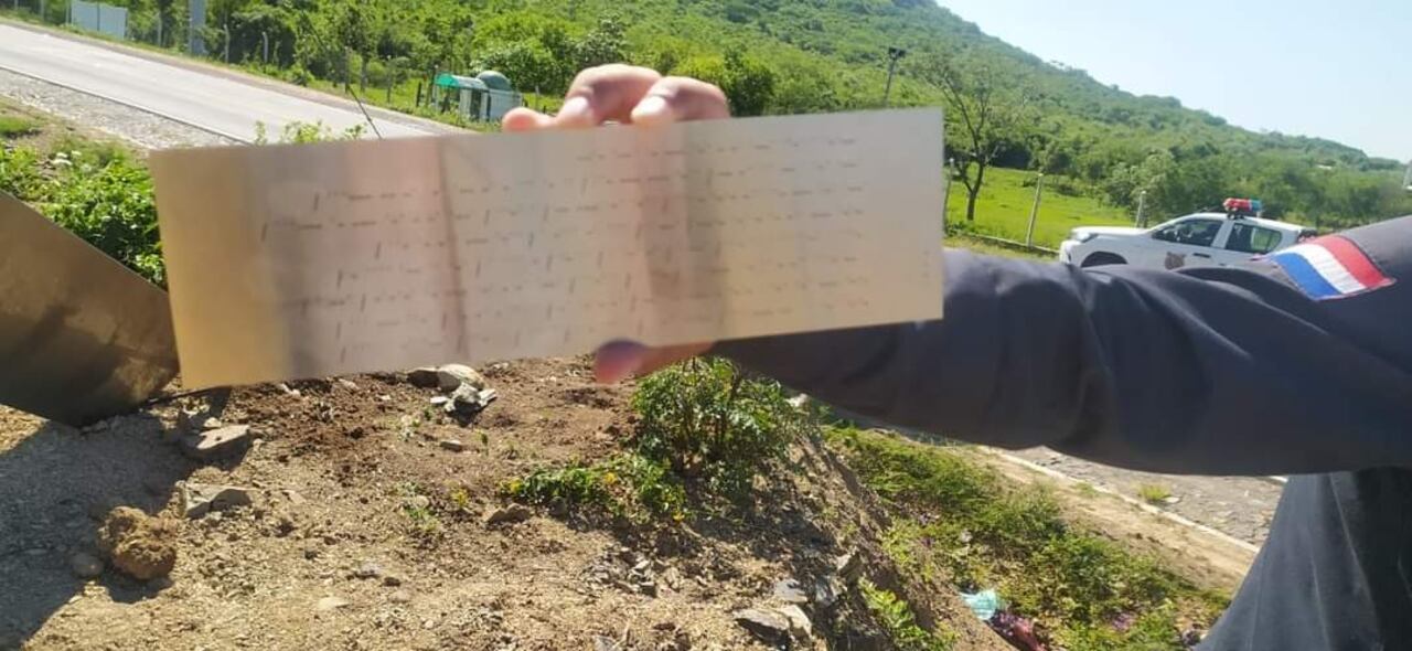 El monolito contaba con una placa con un mensaje en código Morse.