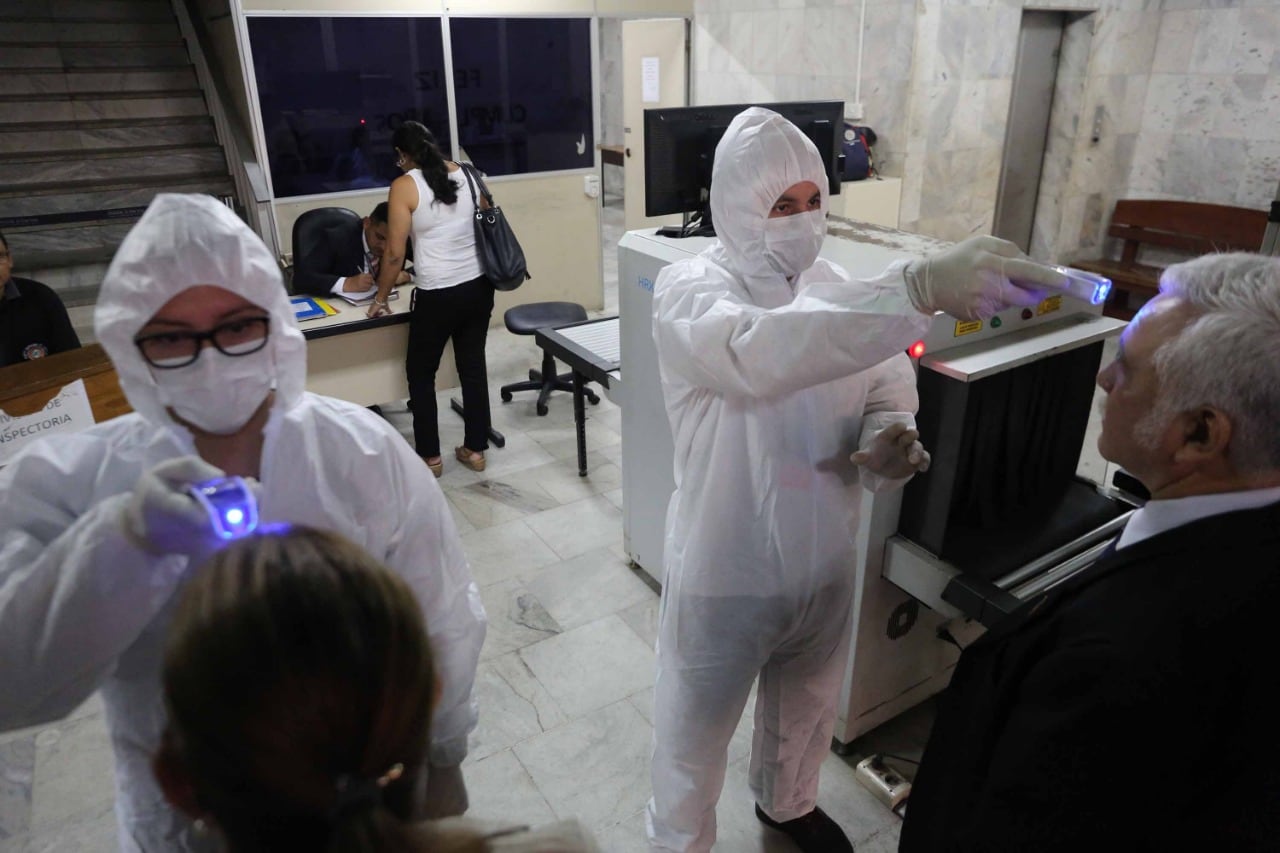 Personal médico toma la temperatura de todos los que ingresan hasta el Palacio de Justicia. Foto: Gentileza