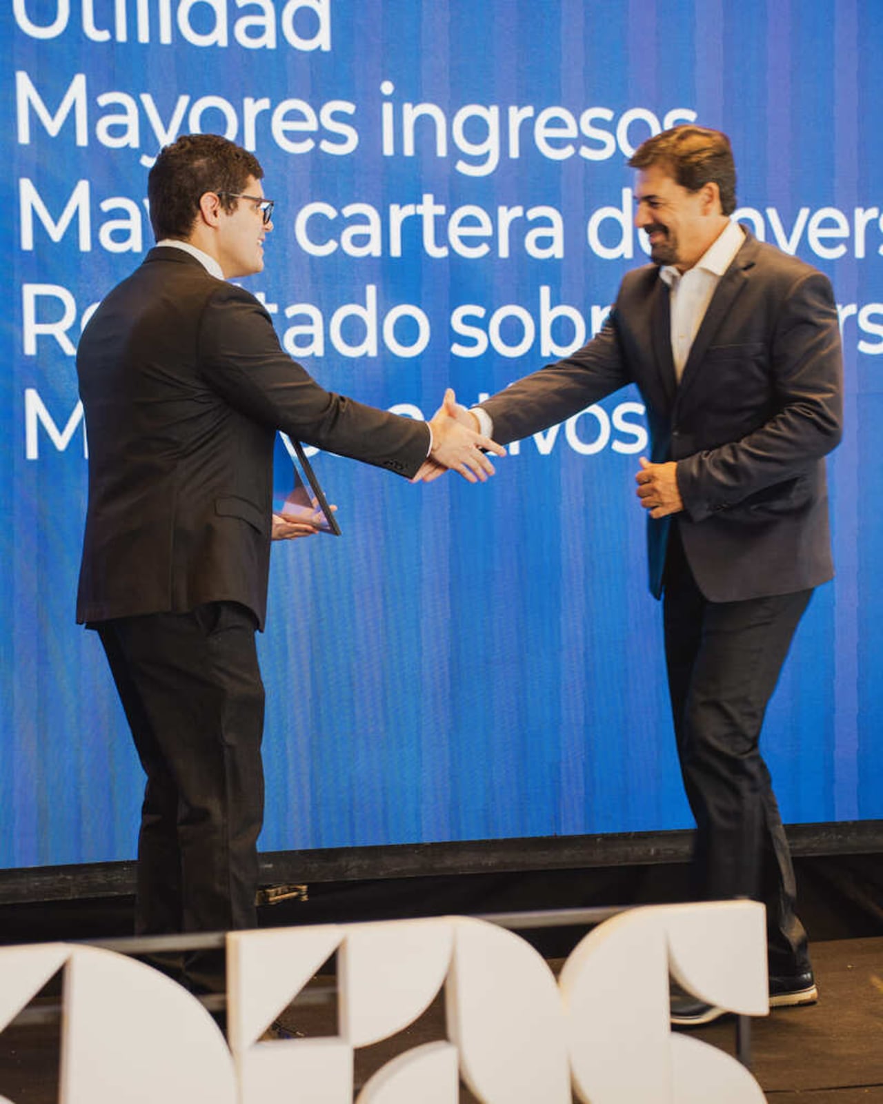 Carlos Agnesina, director comercial de MAPFRE Paraguay, recibiendo el galardón. Foto: Gentileza