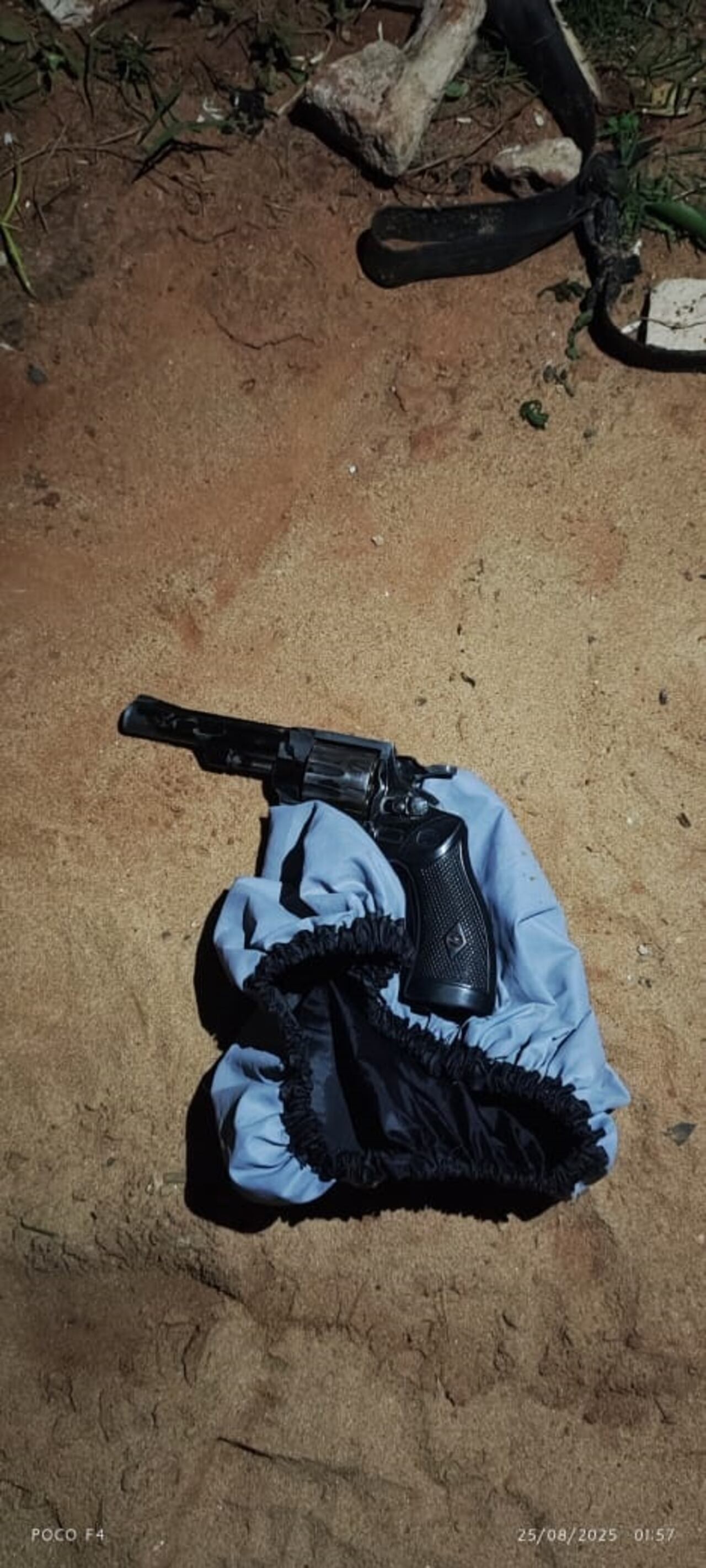 El arma de fuego fue incautada en el lugar. Foto: Gentileza